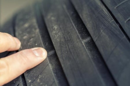 Bande de roulement ab&icirc;m&eacute;e &agrave; Thiers, quels signes indiquent qu'il faut changer vos pneus ?